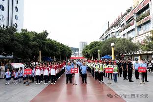 Hôm qua có người hâm mộ vi phạm liên lạc với Taylor Brown, hôm nay bảo vệ sân bóng đã họp.